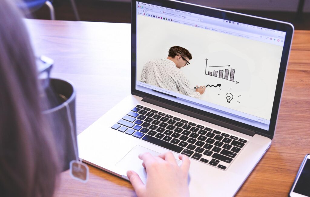 Infographic showing AI investing tools helping students save money